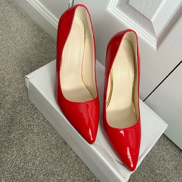 Red Point Toe Pumps - Picture 4 of 8
